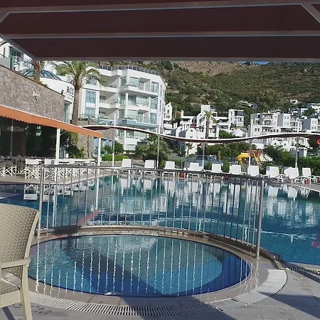 Roxx Deluxe & Hotel